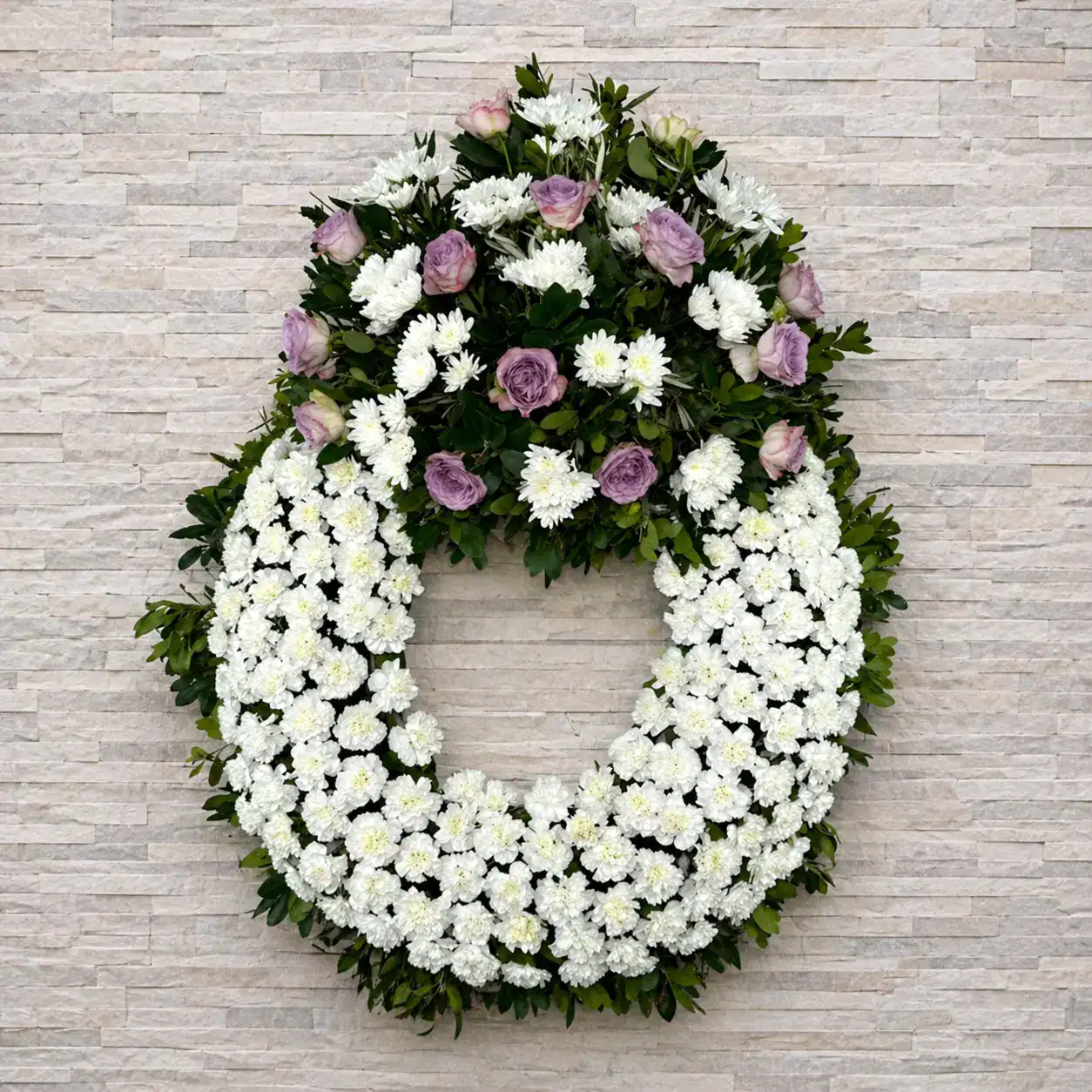 Corona funeraria de flores blancas